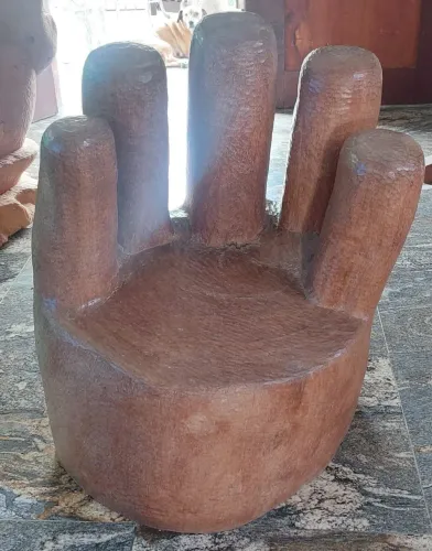 Cadeira escultura formato mão