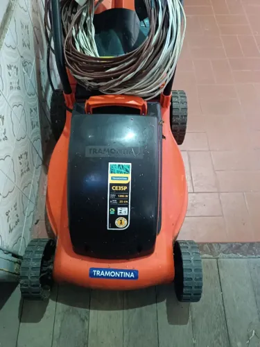 Máquina de cortar grama Tramontina 1300W