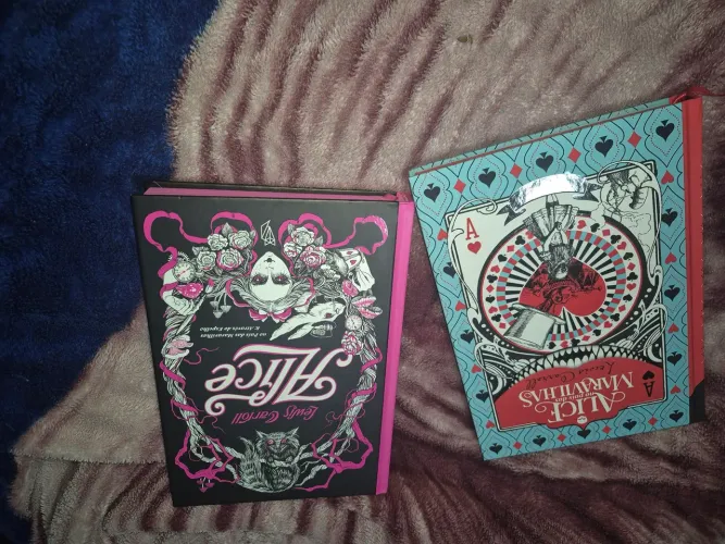 Livro Alice País das maravilhas e através do espelho, edição pesadelo.