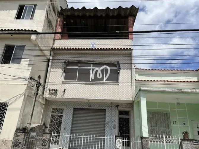 Casa duplex, 4 quartos, com terraço e churrasqueira.