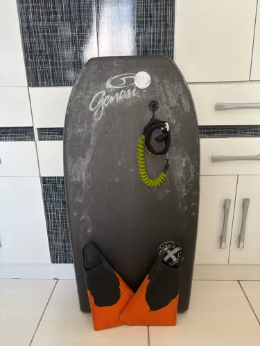Prancha bodyboard + pé de pato ZZZ 