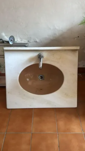Pedra com pia e banheiro