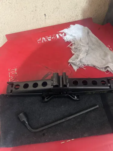 Macaco chave de roda triângulo e a bolsa de carpete do novo Hyundai Creta