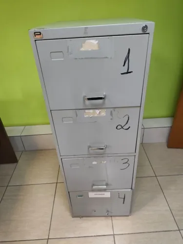 Armário de aço com quatro gavetas