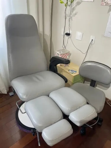 Cadeira de podologia, mocho e maca