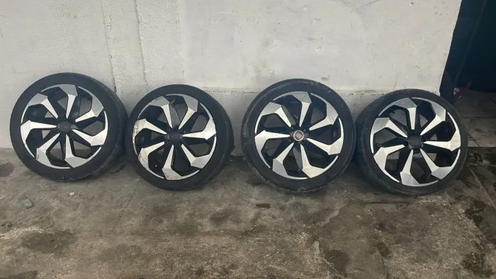 Vendo aro 17 vai com peneu semi novo