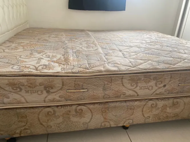 Cama queen semi nova 