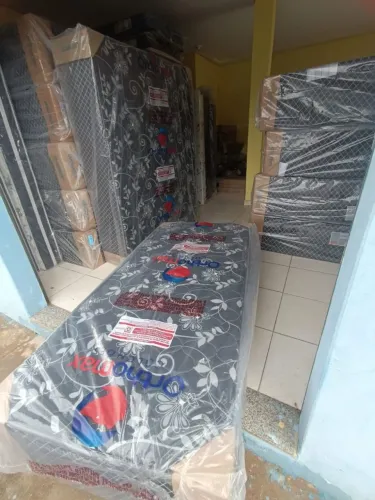 Cama Box solteiro já com espuma conjugadas. 