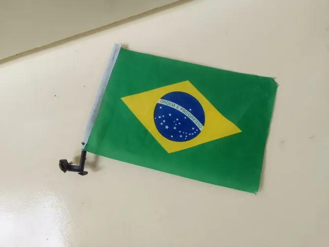 Bandeira do Brasil com haste para prender