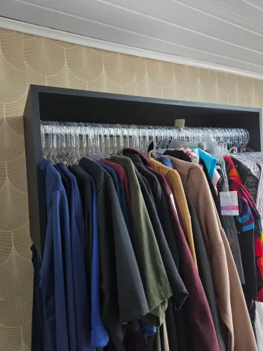 ARARA DE PAREDE EM MDF, SEMI NOVA!!
