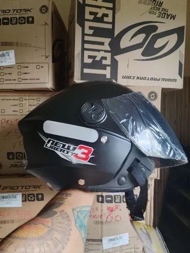 Capacete aberto com viseira escura 