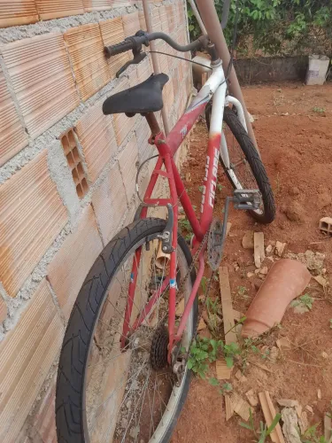 Vendo uma bicicleta aro 26 peneus câmaras de ar novos freios novos toda revisada 400 reais