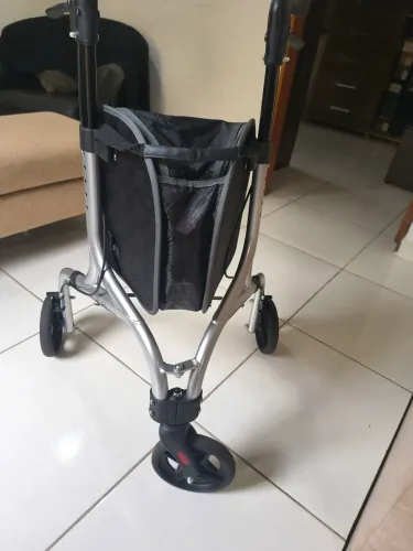 Andador para idoso com três rodas e cesto
