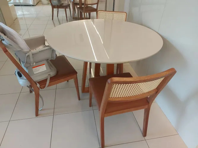 Mesa de Jantar Redonda, laqueada e com tampo de vidro.