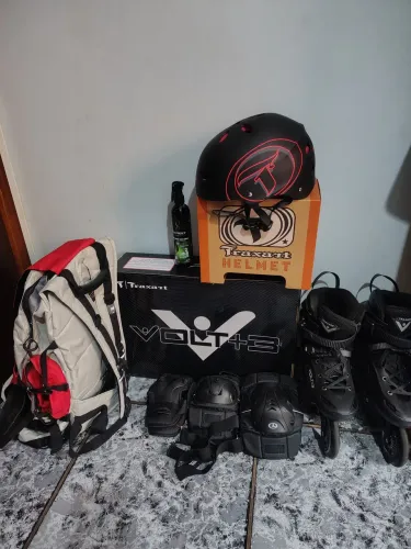 Patins traxart volt+3 preto cromo (40/41) + Kit proteção completo + mochila.