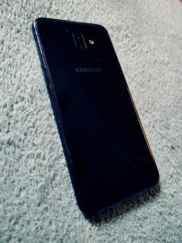 Celular J6 plus, somente com a tela trincada