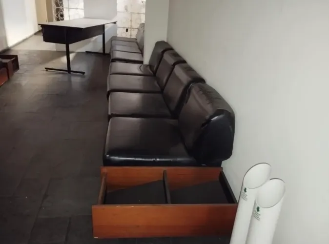 Acento estofado para sala de espera