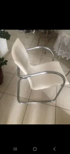 Cadeira estofada cromada