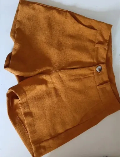 Kit 2 Shorts Femininos de Linho (Caramelo / Mostarda + Bege / Caqui)