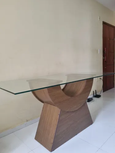 Mesa com tampa de vidro + 6 cadeiras