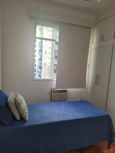 Armário de Quarto, 3 portas. Cama Box de Solteiro e Cama em Madeira Maciça de Solteiro.