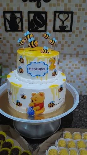 Bolos personalizados e locação com decoração de festas.