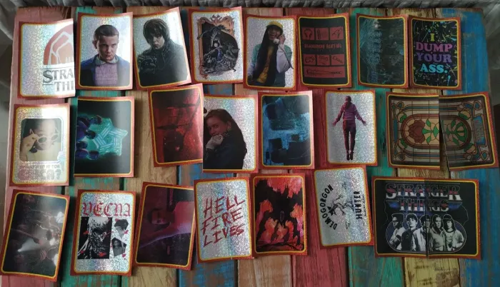 24 Figurinhas Brilhantes Diferentes - Stranger Things 2025