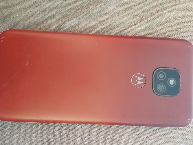 Celular moto e tela trincada mais pegar ótimo estado