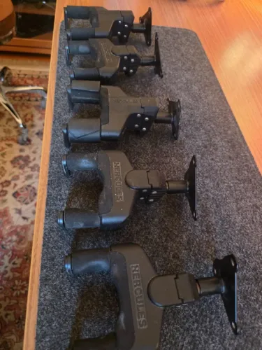 Kit com 5 suportes de parede Hercules para guitarra baixo violão