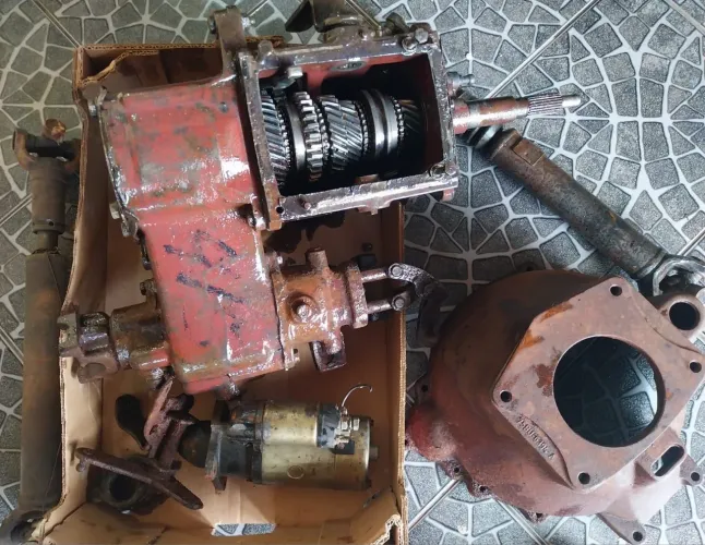 Câmbio 4x4 e motor de partida Ford F75