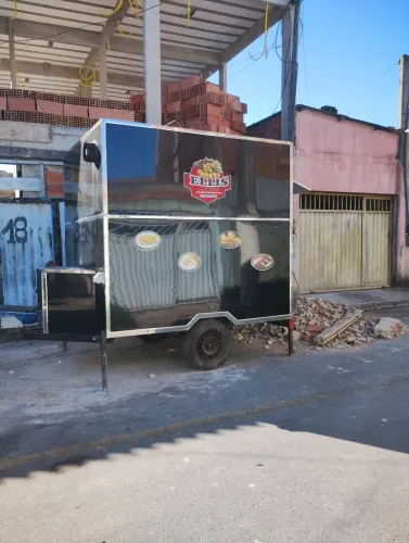 Trailer em bom estado com pouco tempo de uso