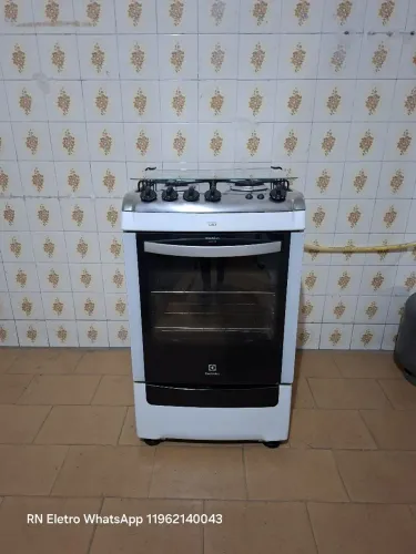 Fogão Electrolux 4 bocas com acendimento automático e luz de forno em Guarulhos-sp