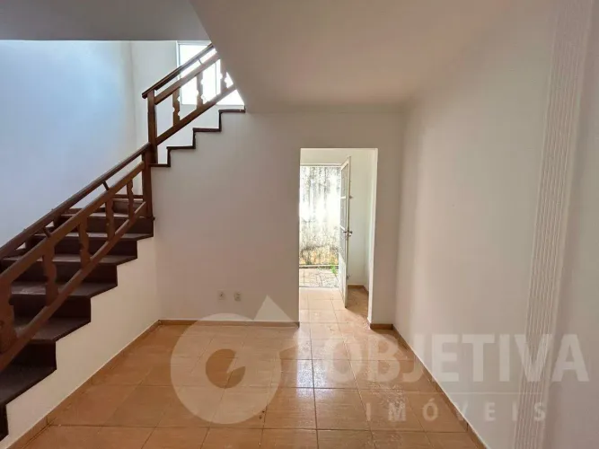 Excelente casa estilo sobrado disponível para aluguel no bairro Jardim Patrícia em Uberlân