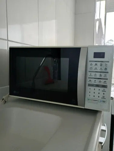 Vendo microondas da marca LG Capacidade de trinta litros.