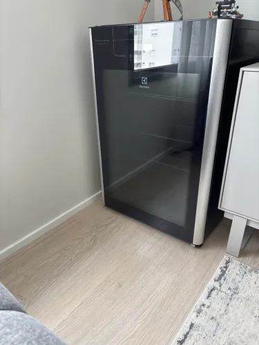 Cervejeira Electrolux BEER1 100L Premium | Porta de Vidro | Painel Touch