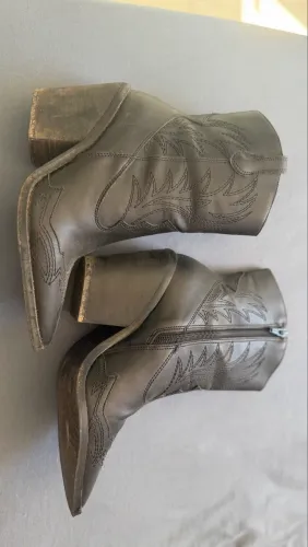 Bota Western em couro Via Mia