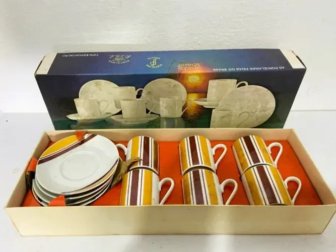 Antigo conjunto de xícaras de café de porcelana da marca Real.
