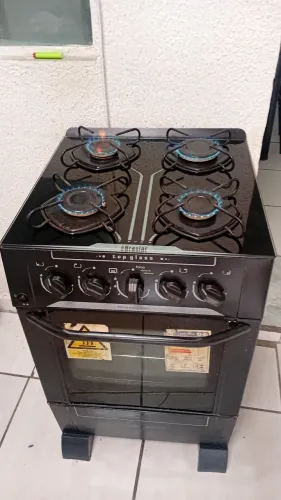 Vende-se fogão 4 BOCAS funcionando perfeitamente