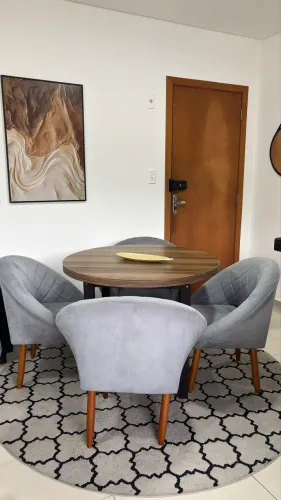 Mesa com 4 cadeiras/poltrona