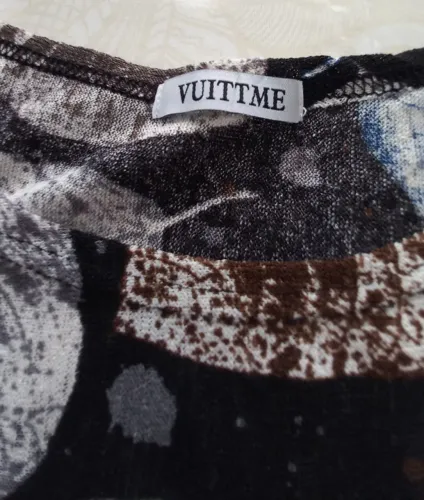 Uma blusa  asa de morcego usada .