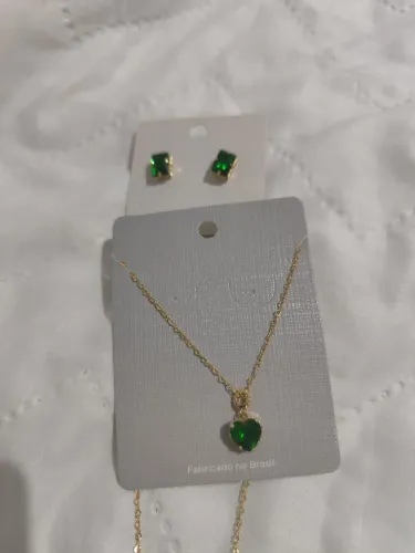 Lindo conjunto verde esmeralda folheado ouro