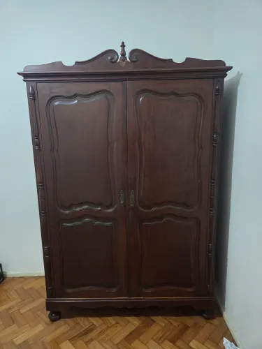 Vendo lindo armário colonial antigo em madeira maciça. 