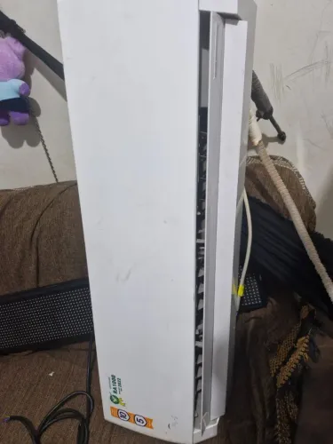 18 mil BTUs semi novo Marca Gree com suporte de ferro junto