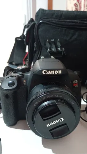 VENDO CÂMERA CANON EOS REBEL T5i (USADA EM ÓTIMO ESTADO DE CONSERVAÇÃO)