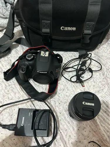 Vendo Cânon rebel T3 completa.
