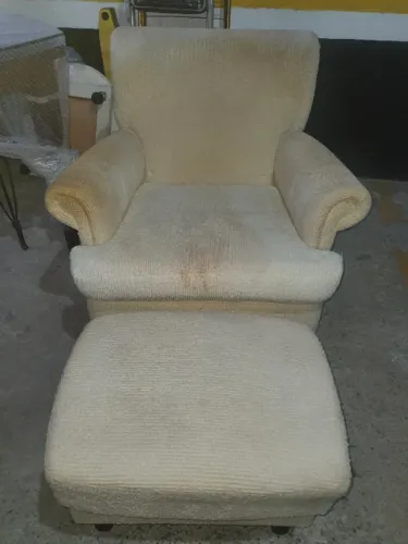 Poltrona estofada com Puff