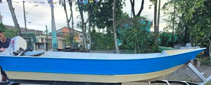 Vendo barco de aluminio com motor de 15 hp.