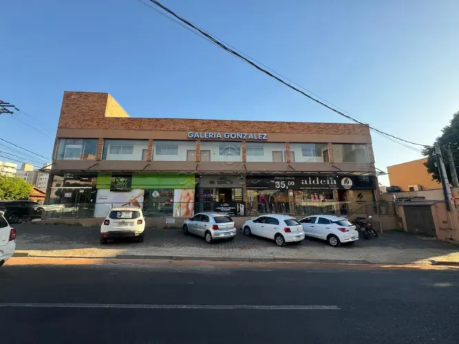 Salas comerciais com banheiros privativos.