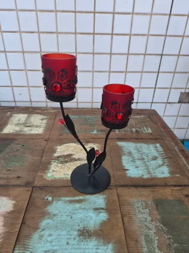 Candelabro de metal floral.