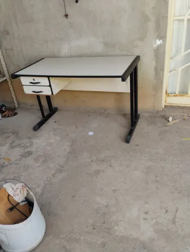 Mesa de escritório e computador 